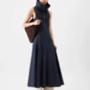 Das Denimkleid von Triangle de Nîmes Denimkleid mit hohem Stehkragen