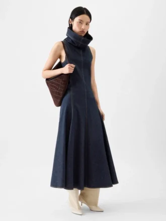 Das Denimkleid von Triangle de Nîmes Denimkleid mit hohem Stehkragen