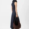 Das Denimkleid von Triangle de Nîmes Denimkleid mit hohem Stehkragen