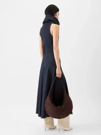 Das Denimkleid von Triangle de Nîmes Denimkleid mit hohem Stehkragen