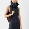 Das Denimkleid von Triangle de Nîmes Denimkleid mit hohem Stehkragen