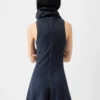 Das Denimkleid von Triangle de Nîmes Denimkleid mit hohem Stehkragen