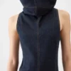 Das Denimkleid von Triangle de Nîmes Denimkleid mit hohem Stehkragen