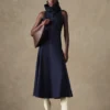 Das Denimkleid von Triangle de Nîmes Denimkleid mit hohem Stehkragen