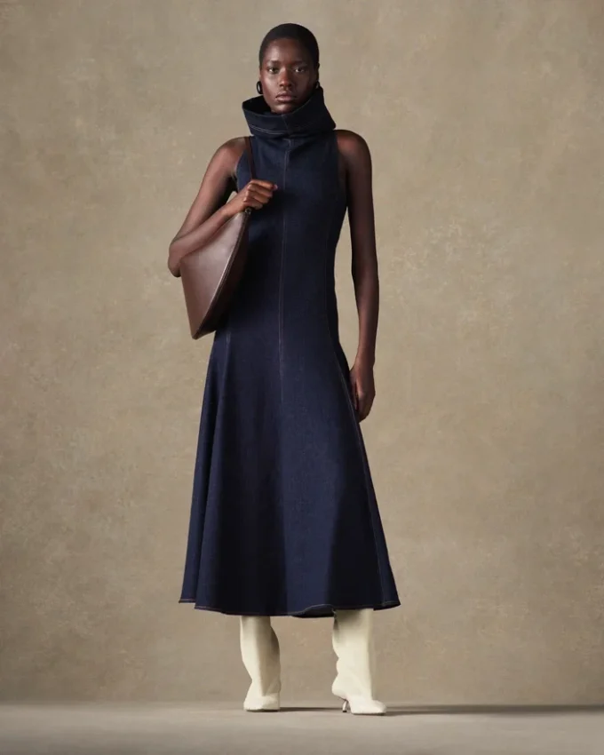 Das Denimkleid von Triangle de Nîmes Denimkleid mit hohem Stehkragen