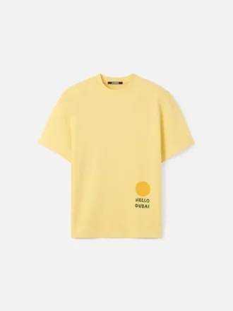 Das Hello Dubai T-Shirt Logo-T-Shirt – exklusiv online und in unseren Verkaufsstellen in den Vereinigten Arabischen Emiraten erhältlich