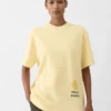 Das Hello Dubai T-Shirt Logo-T-Shirt – exklusiv online und in unseren Verkaufsstellen in den Vereinigten Arabischen Emiraten erhältlich