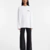 Das Langarm-T-Shirt mit Montaigne-Adresse Langarm-T-Shirt mit aufgedruckter Adresse und Logo – exklusiv online und in unserem Pariser Store erhältlich