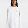 Das Langarm-T-Shirt mit Montaigne-Adresse Langarm-T-Shirt mit aufgedruckter Adresse und Logo – exklusiv online und in unserem Pariser Store erhältlich