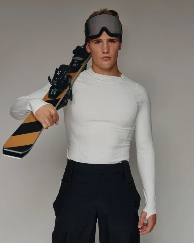Das Oberteil mit Stehkragen Jacquemus + Nike Langärmliges Oberteil – Zusammenarbeit zwischen Jacquemus und Nike