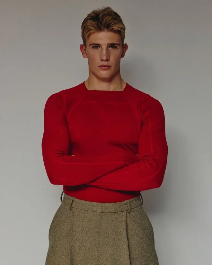 Das Oberteil mit Stehkragen Jacquemus + Nike Langärmliges Oberteil – Zusammenarbeit zwischen Jacquemus und Nike