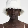 Der Bacino-Bucket-Hat Hut aus ausgefranstem Raffia