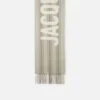 Der Jacquemus-Schal Fringe Logo-Schal