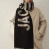 Der Jacquemus-Schal Fringe Logo-Schal