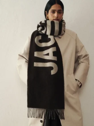 Der Jacquemus-Schal Fringe Logo-Schal