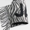 Der Jacquemus-Schal Fringe Logo-Schal