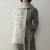 Der Jacquemus-Schal Fringe Logo-Schal