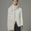 Der Jacquemus-Schal Fringe Logo-Schal