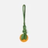 Der orangefarbene, orangeförmige Taschenanhänger mit Knoten