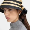 Der Vela-Hut Gefalteter Raffia-Bucket-Hut