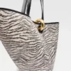 Die asymmetrische Beuteltasche Bambola