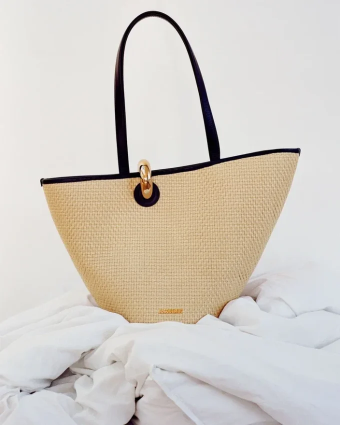 Die asymmetrische Beuteltasche Bambola