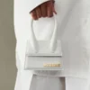 Die Chiquito Signature Mini-Handtasche aus Leder