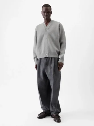 Die geknöpfte Strickjacke Geknöpfte Strickjacke