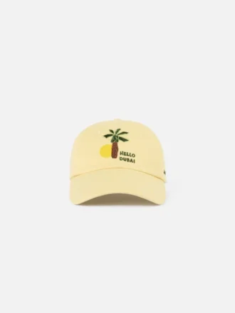 Die Hello Dubai Baseballkappe Logo-Kappe – exklusiv online und in unseren Verkaufsstellen in den Vereinigten Arabischen Emiraten erhältlich
