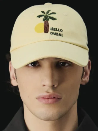 Die Hello Dubai Baseballkappe Logo-Kappe – exklusiv online und in unseren Verkaufsstellen in den Vereinigten Arabischen Emiraten erhältlich