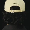 Die Hello Dubai Baseballkappe Logo-Kappe – exklusiv online und in unseren Verkaufsstellen in den Vereinigten Arabischen Emiraten erhältlich