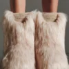 Die Jacquemus Mid Yeti Moon Boot Kunstfellstiefel – in Zusammenarbeit mit Moon Boot