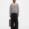 Die JACQUEMUS-Strickjacke Signature-Strickjacke