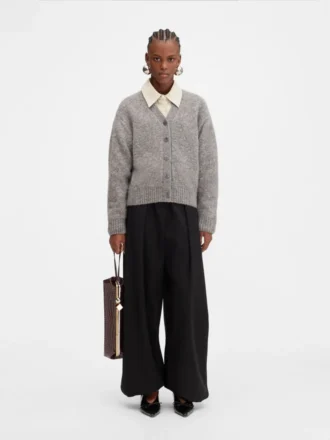 Die JACQUEMUS-Strickjacke Signature-Strickjacke