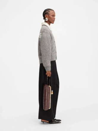 Die JACQUEMUS-Strickjacke Signature-Strickjacke