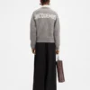 Die JACQUEMUS-Strickjacke Signature-Strickjacke