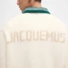 Die JACQUEMUS-Strickjacke Signature-Strickjacke