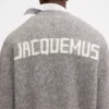 Die JACQUEMUS-Strickjacke Signature-Strickjacke