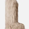 Die Jacquemus Yeti Moon Boot High Kunstfellstiefel – in Zusammenarbeit mit Moon Boot