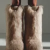 Die Jacquemus Yeti Moon Boot High Kunstfellstiefel – in Zusammenarbeit mit Moon Boot