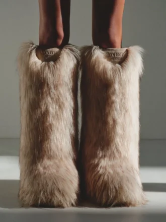 Die Jacquemus Yeti Moon Boot High Kunstfellstiefel – in Zusammenarbeit mit Moon Boot