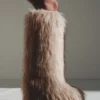 Die Jacquemus Yeti Moon Boot High Kunstfellstiefel – in Zusammenarbeit mit Moon Boot