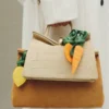 Der orangefarbene, orangeförmige Taschenanhänger mit Knoten