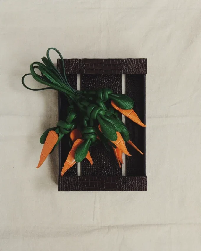 Die Karotte Knotenförmiger Taschenanhänger in Karottenform