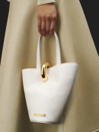 Die kleine asymmetrische Mini-Beuteltasche Bambola