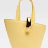 Die kleine asymmetrische Mini-Beuteltasche Bambola