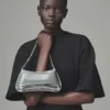 Die kleine Schultertasche Bisou Chaine Small