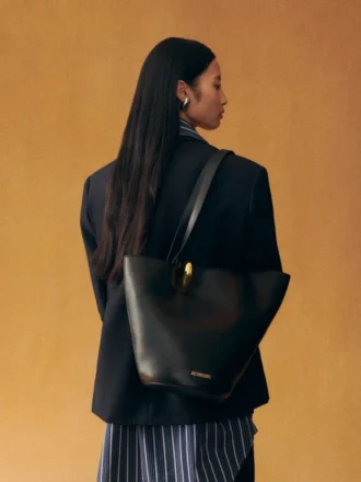Die mittelgroße Bambola Medium Asymmetrische Beuteltasche