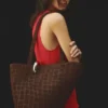 Die mittelgroße Bambola Medium Asymmetrische Beuteltasche