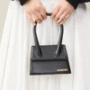 Die mittelgroße Handtasche Chiquito aus Leder